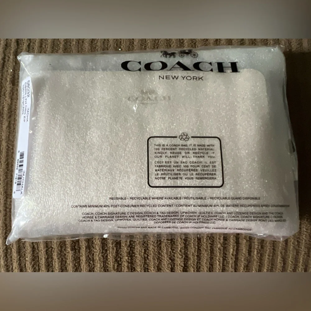 Coach Corner Zip Wristlet nwt in packaging - Picture 3 of 4